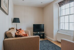 Reizand Apartments, Young St