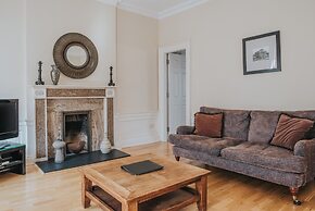 Reizand Apartments, Young St