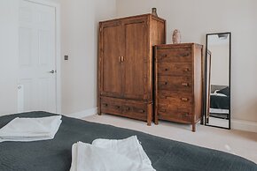 Reizand Apartments, Young St