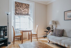 Reizand Apartments, Young St