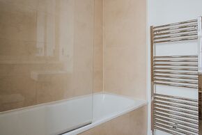 Reizand Apartments, Young St