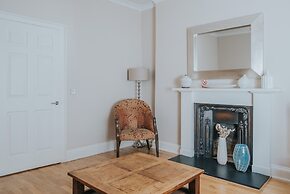 Reizand Apartments, Young St