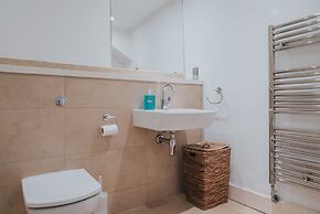 Reizand Apartments, Young St