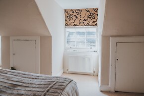 Reizand Apartments, Young St