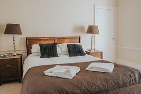 Reizand Apartments, Young St