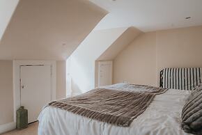 Reizand Apartments, Young St