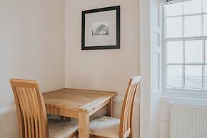 Reizand Apartments, Young St