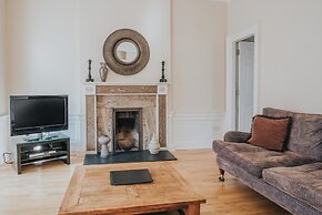 Reizand Apartments, Young St