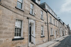 Reizand Apartments, Young St