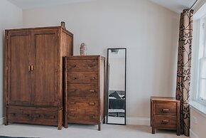 Reizand Apartments, Young St