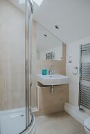 Reizand Apartments, Young St