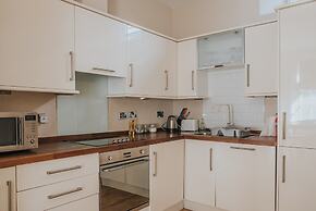 Reizand Apartments, Young St