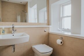 Reizand Apartments, Young St