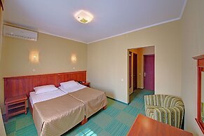 Jungle Hotel