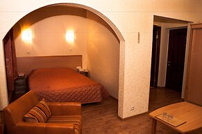 Jungle Hotel