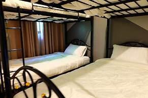 Full Moon' House - Hostel