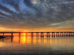 Island Dream 1 Bedroom Condo by RedAwning