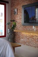 Leiden Homestay & Cafe