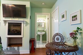 Equinox Inn at Canyon Lake