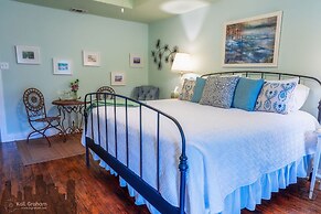 Equinox Inn at Canyon Lake