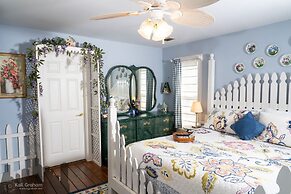 Equinox Inn at Canyon Lake