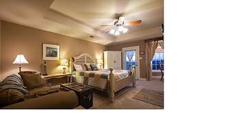 Equinox Inn at Canyon Lake