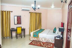 Royal Crest Hotel & Suites