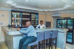 Royal Crest Hotel & Suites