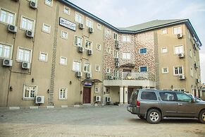 Royal Crest Hotel & Suites