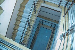 Royal Crest Hotel & Suites
