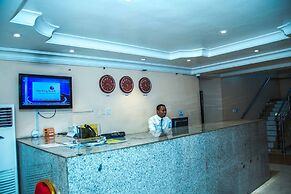 Royal Crest Hotel & Suites