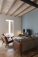 Chic & Central in Lively but Quiet Area