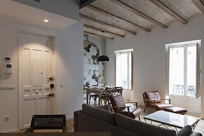 Chic & Central in Lively but Quiet Area