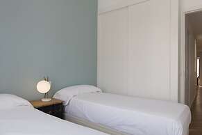 Chic & Central in Lively but Quiet Area