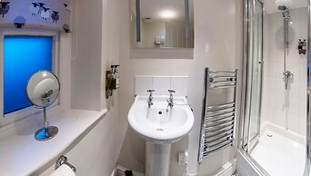 Garth Dderwen Guest House