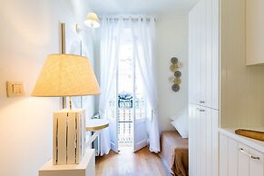 Pantheon Luxury Gold Apartment