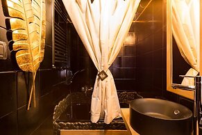 Pantheon Luxury Gold Apartment