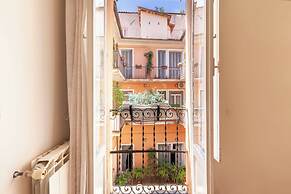 Pantheon Luxury Gold Apartment