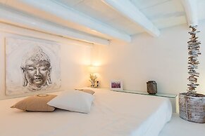 Pantheon Luxury Gold Apartment