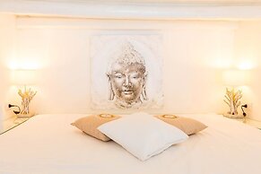 Pantheon Luxury Gold Apartment