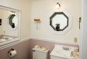 Anne's White Columns Inn