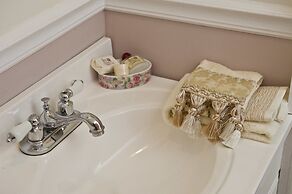 Anne's White Columns Inn