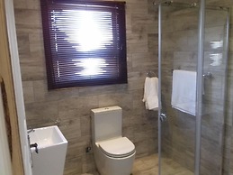 Mayberrypark Guest Lodge