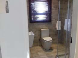 Mayberrypark Guest Lodge