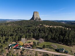 Devils Tower Lodge (Bed and Breakfast)