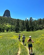 Devils Tower Lodge (Bed and Breakfast)