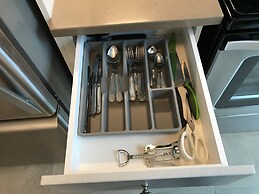 High-Rise Junior 2Br Condo downtown