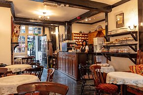 The New Inn by Roomsbooked