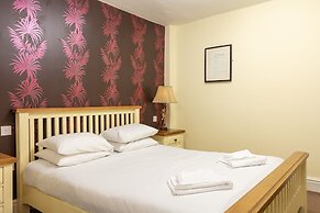 The New Inn by Roomsbooked