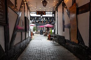 The New Inn by Roomsbooked
